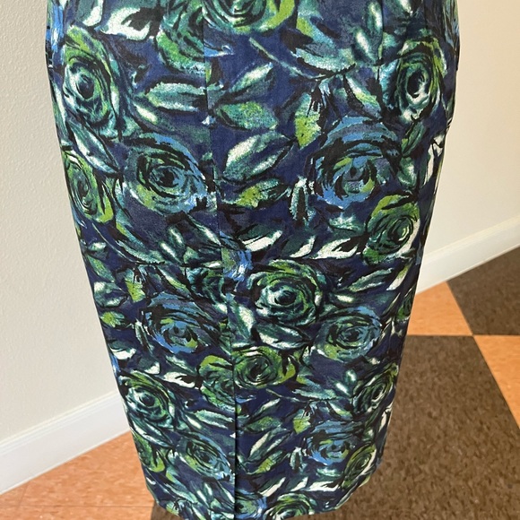 Ann Taylor Loft Floral Straight Skirt. Preowned - Picture 4 of 5